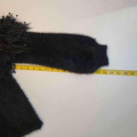 Main Strip Black Cold Shoulder Fuzzy Fringe Sweater Boutique NWT Women's S / M - Picture 8 of 9